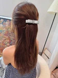 Detaillierte Ansicht der Schleifen-Haarspange aus Satin mit funkelnden Strasssteinen chic.