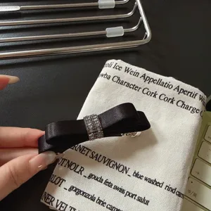 Elegante schwarze Satin-Schleifen-Haarspange mit glitzernden Strasssteinen für halbes Haar.