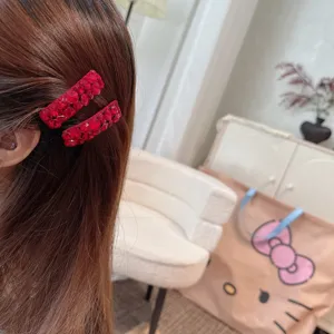 Rode strass vierkante BB haarspelden, sprankelend accessoire voor zoete haarstyling.