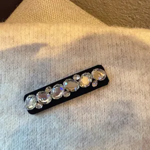 Pince à cheveux BB en velours strass vintage, élégante pince frange et détail de côté.