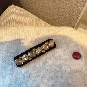 Pince à cheveux vintage en velours et strass, barrette latérale élégante pour coiffure femme.