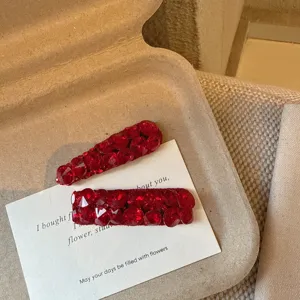 Detail van rode strass haarspeld, sprankelend haaraccessoire voor vrouwen en meisjes.