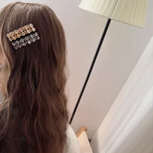 Ensemble de peignes à cheveux chic en strass, pinces étincelantes pour coiffure élégante.
