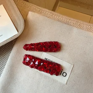 Detailopname luxe rode strass haarklem, sprankelende kristal textuur en mooi design.