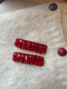 Set rode strass haarspelden, sprankelende vierkante knijpers voor zoete dagelijkse kapsels.
