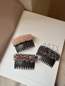 Détail de peigne à cheveux en perles de cristal exquises, strass scintillants, accessoire chic.