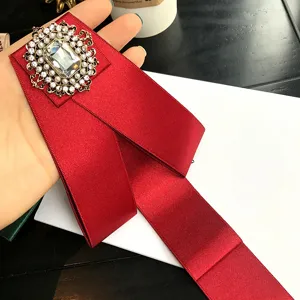Broche ruban satin rouge style coréen avec strass et perles rétro pour chemise élégante.