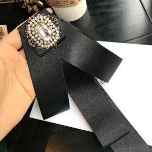 Broche nœud strass vintage avec ruban noir, épingle de col en cristal élégante pour femmes.