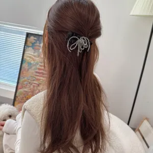 Elegant crystal bow hair clip for women, sparkling rhinestone hair barrette for daily wear.