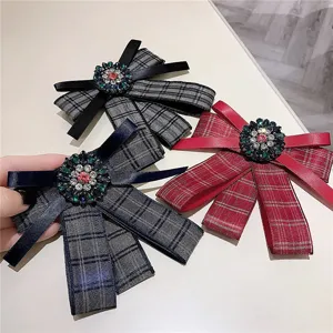 Gros plan détaillé de la broche nœud écossais élégante avec fleur en strass cristal.