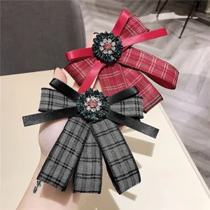 vue de detail d'une broche noeud carre style coreen avec centre de fleurs en strass