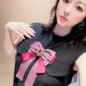 Exquise broche nœud en cristal, luxueuse épingle de col à ruban rayé, accessorio élégant pour femme.