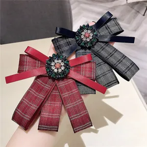 Broche Nœud Papillon à Carreaux Style Coréen avec Fleur en Strass Épingle de Col Nœud en Tissu Bijou de Mode pour Femmes
