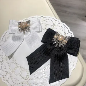 Vista dettagliata spilla fiocco cristallo, elegante nastro strass fiore colletto donna.