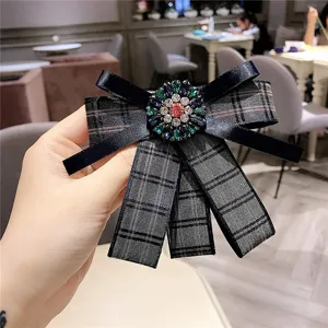 Élégante broche nœud à carreaux avec strass étincelants, épingle de col polyvalente pour femmes.
