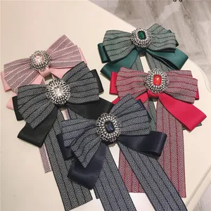 Vue détaillée montrant la boucle en strass exquise et les accessoires de nœud chevron.