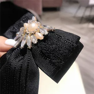 Spilla fiocco cristallo nero elegante fiore colletto strass accessorio moda camicia