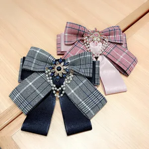 Spilla con Farfallino a Quadri Donna Stile Coreano Tessuto Fiocco Cristallo Strass Perla Artificiale Accessorio per Collo