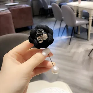 Elegante spilla a camelia nera con spilla di perle, chic accessorio per cappotti.