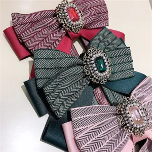 Style coréen industrie lourde gemme rayée grand nœud papillon broche épingle de col vêtement