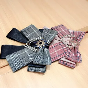 Elegante spilla con fiocco multistrato con perle e fiori di cristallo per colletto.
