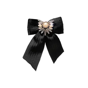 Elegante spilla a fiocco nera con cristalli scintillanti e perla per le donne.
