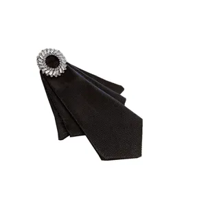 Detalle de primer plano del elegante lazo de tela negra con hebilla redonda de pedrería.