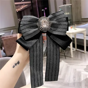 Élégante broche nœud papillon à chevron noir et blanc cristal perle accessoire vêtement