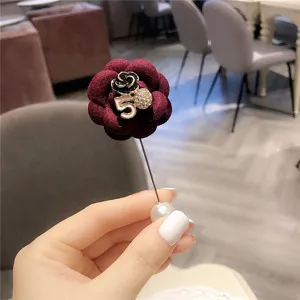 Spilla a camelia bordeaux con perla e ciondolo numero 5 per cappotto e cardigan da donna.