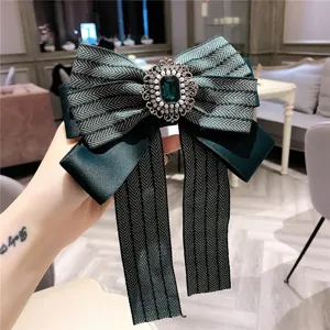 Broche nœud vert chevron avec centre en strass cristal vintage, accessoire de vêtement élégant.