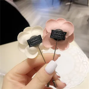 Elegante spilla a fiore in tessuto di camelia da donna, accessorio per cappotto.