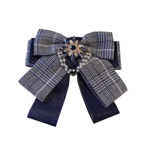 Elegante spilla con fiocco a cuadros blu navy con fiore di cristallo e catena di perle donna