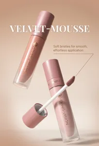 Vista dettagliata del pennello per rossetto liquido opaco velluto, setole morbide e lisce.