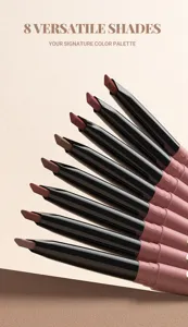 Primer plano detallado de ocho delineadores de labios mates retráctiles con tonos y texturas.