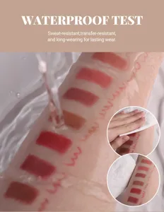 Detalle de swatch de delineador labial mate impermeable con fórmula duradera y resistente al sudor.