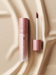 Primo piano dettagliato del pennello applicatore di lucidalabbra velluto opaco e tubo rosa.