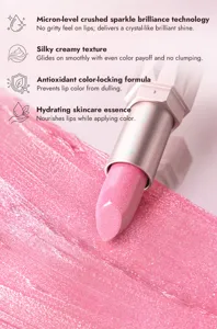 Primo piano dettagliato del rossetto glitterato rosa con texture brillante e applicazione liscia.