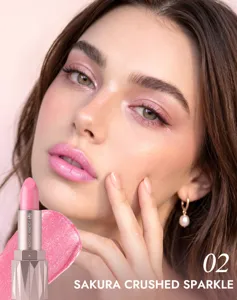 Primo piano di rossetto glitterato rosa brillante con trucco da modella, stile luminoso.