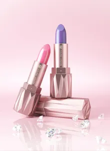 Primo piano dettagliato del set di rossetti glitterati lucidi in confezione oro rosa diamantata.