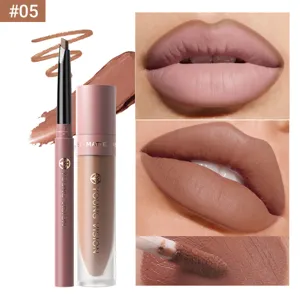 Dettaglio in primo piano di rossetto liquido opaco e matita con swatch sulle labbra.