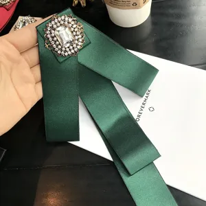 Broche nœud vert foncé avec cristal vintage et perle, vue détaillée exquise.