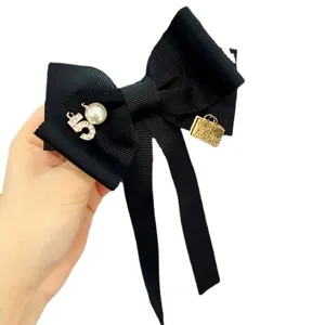 Koreanischer schwarzer Schleifen-Broche mit Perle und Nummer 5 Anhänger Damen Kragenzubehör
