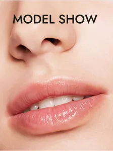 Primer plano macro detallado que muestra la textura brillante del brillo labial y efecto de maquillaje.