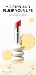 Primer plano detallado del labial nutritivo en rojo con burbujas de aceite vibrantes.