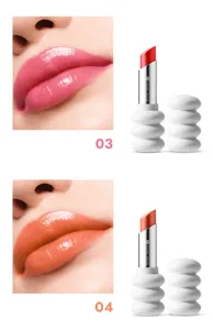 Primer plano de tonos de lápiz labial hidratante brillante 03 y 04 con estuche blanco