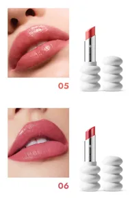 Primer plano de muestras de tintes de labios brillantes y lápiz labial en tubo en espiral blanco.