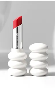 Lápiz labial rojo hidratante con estuche blanco apilado único y tubo metálico para maquillaje.