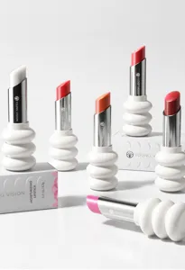 Vista detallada del labial hidratante Young Vision con una base en espiral blanca única.
