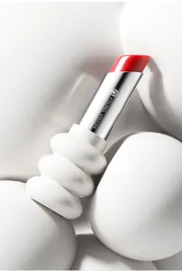 Vista detallada del lápiz labial hidratante YOUNG VISION con estuche blanco y tono rojo.