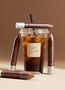 Nahaufnahme Detailaufnahme von Schokolade matten Lippenstiftstiften mit Eiskaffee-Requisiten.